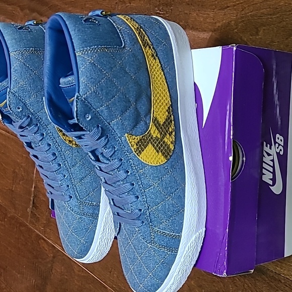 Nike Supreme Shoes - Picture 4 of 7